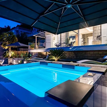 Gorgeous Ground Floor W/ Minipool & Patio